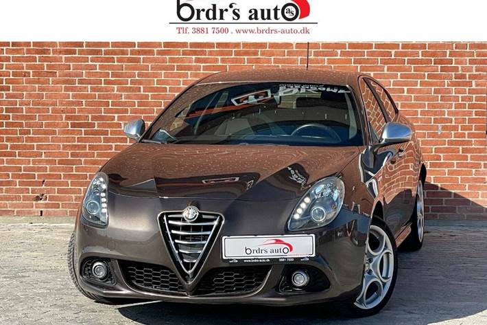 Brun Alfa Romeo Giulietta fra 2015