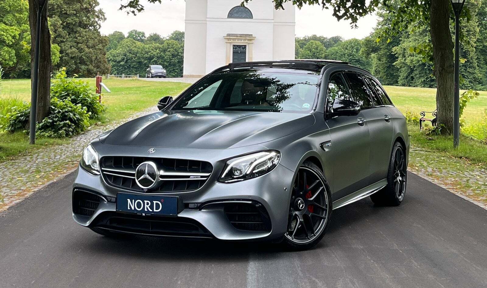 Grå Mercedes E63 fra 2017