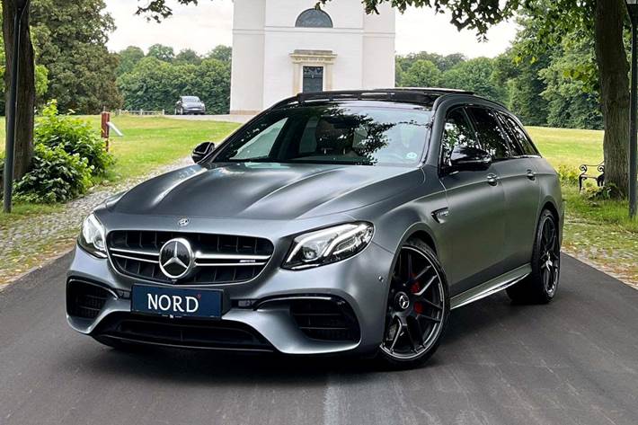 Grå Mercedes E63 fra 2017