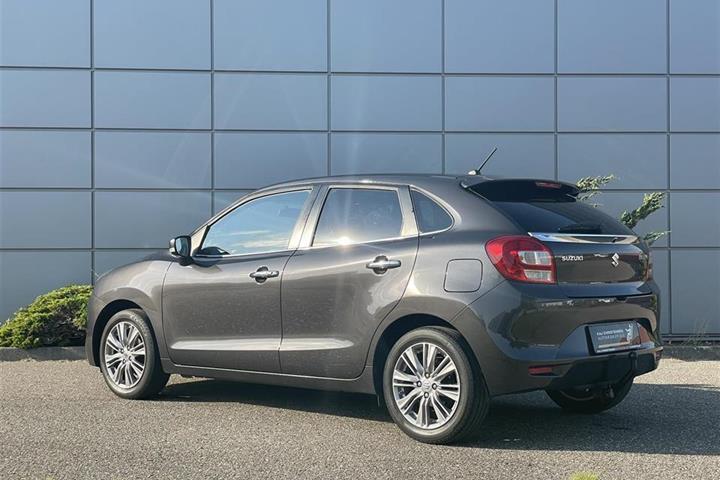 Grå Suzuki Baleno fra 2017