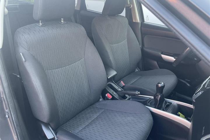 Grå Suzuki Baleno fra 2017