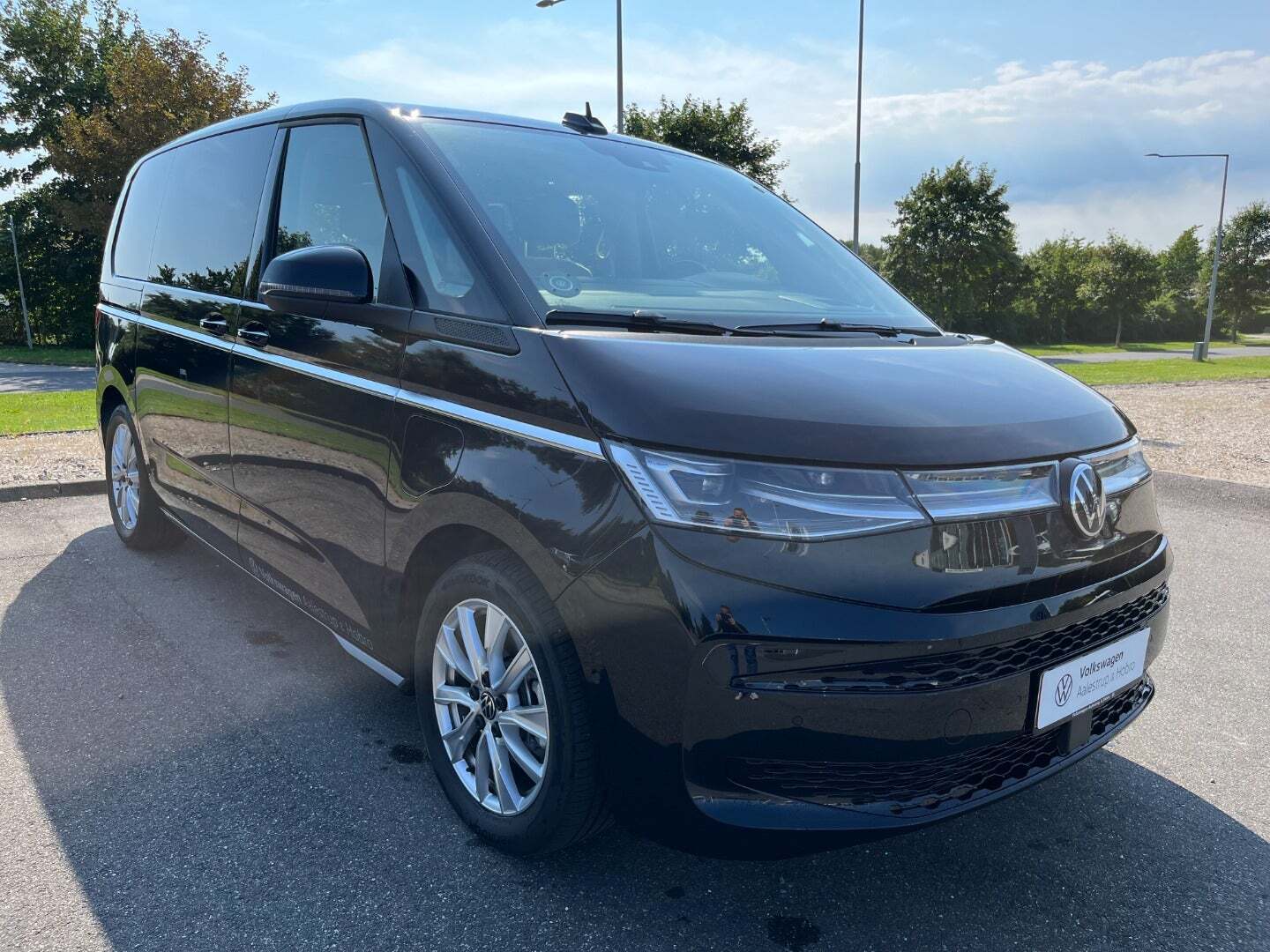 Grå VW Multivan fra 2022