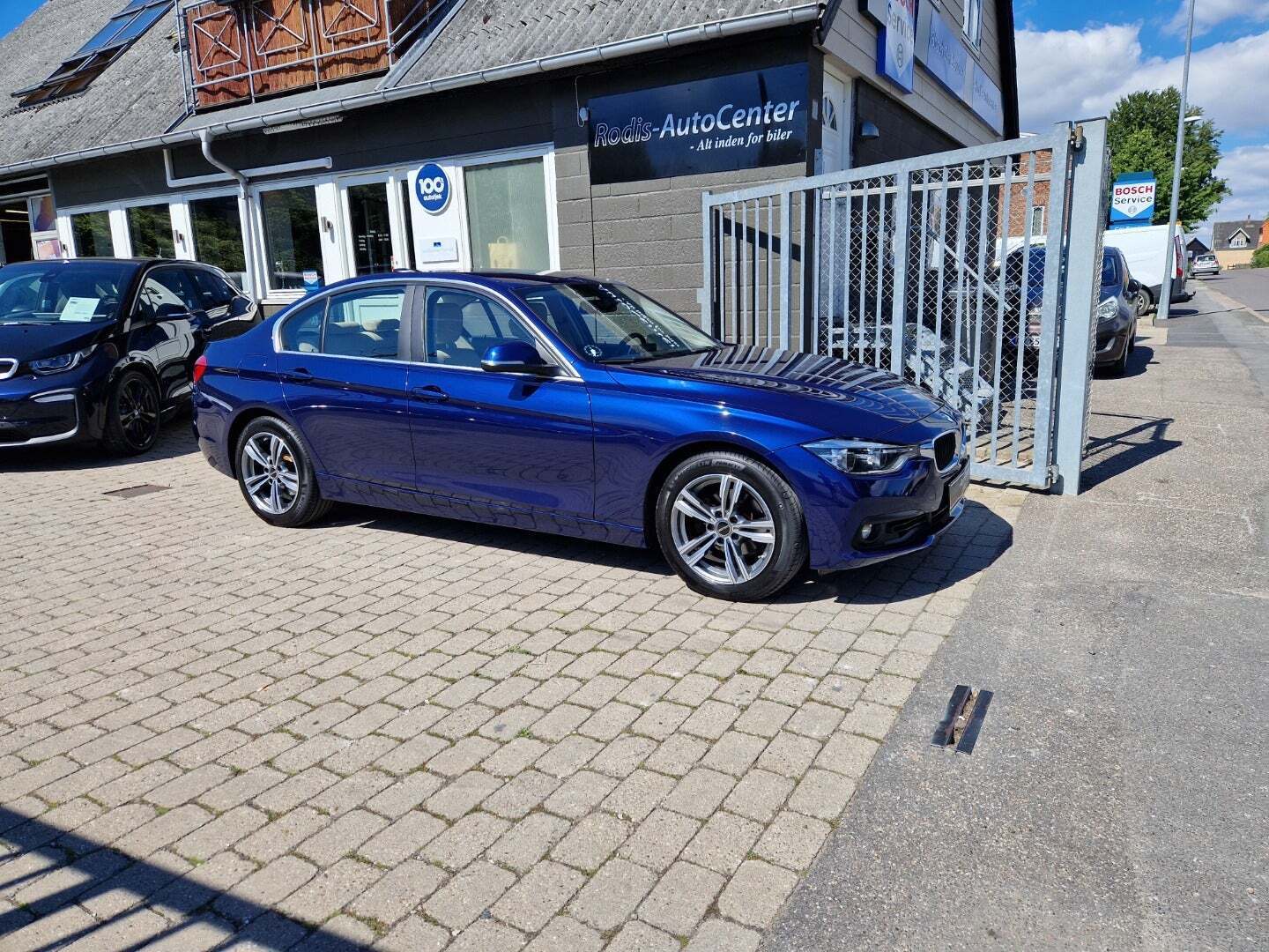 Blå BMW 320i fra 2018