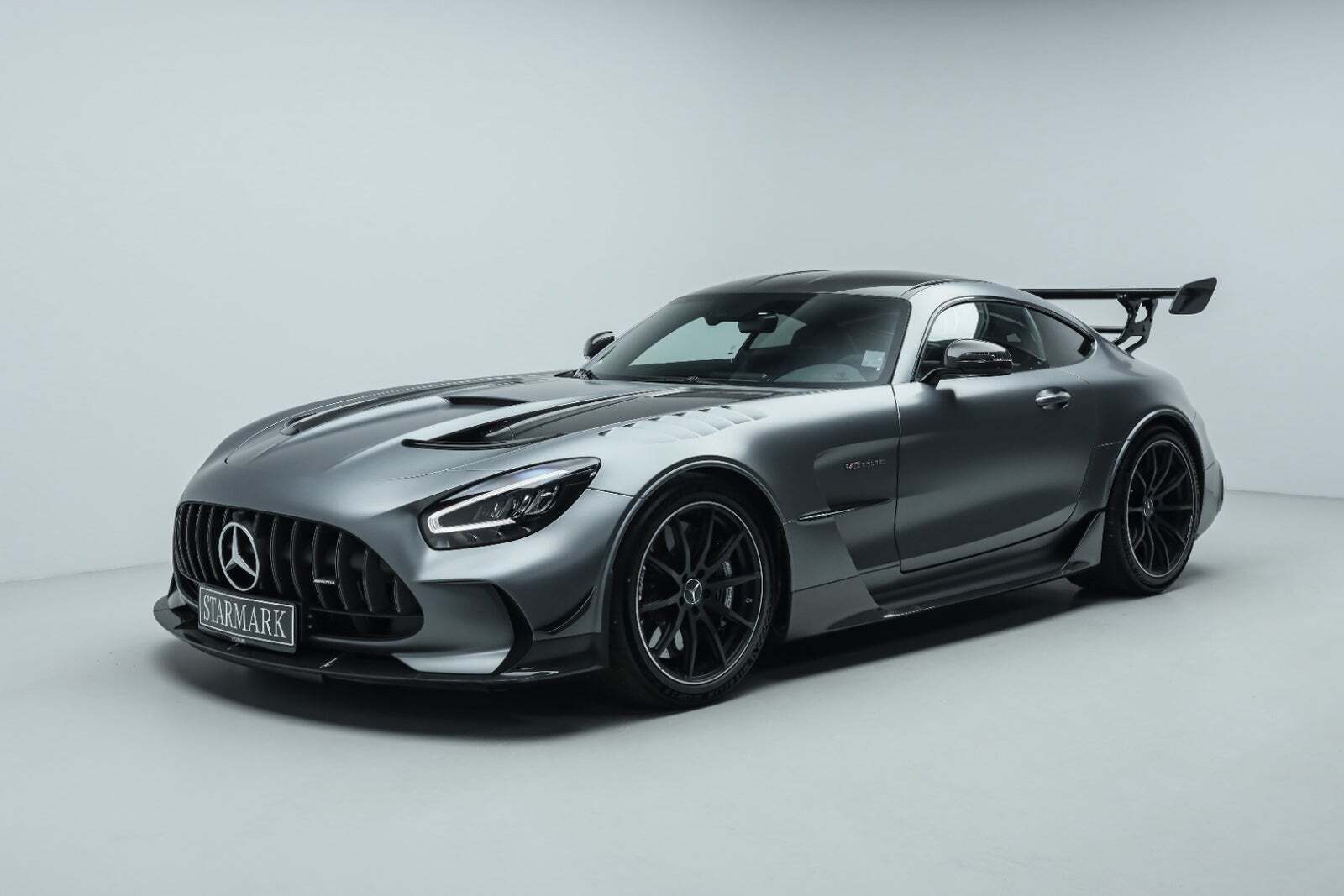 Grå Mercedes AMG GT fra 2021