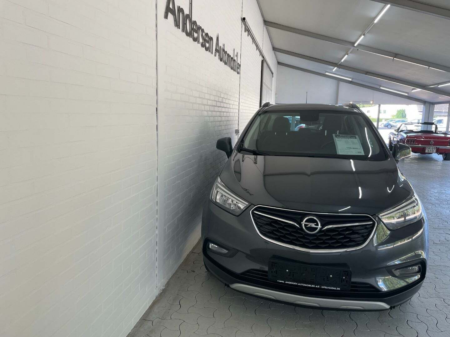Grå Opel Mokka X fra 2018 set udefra