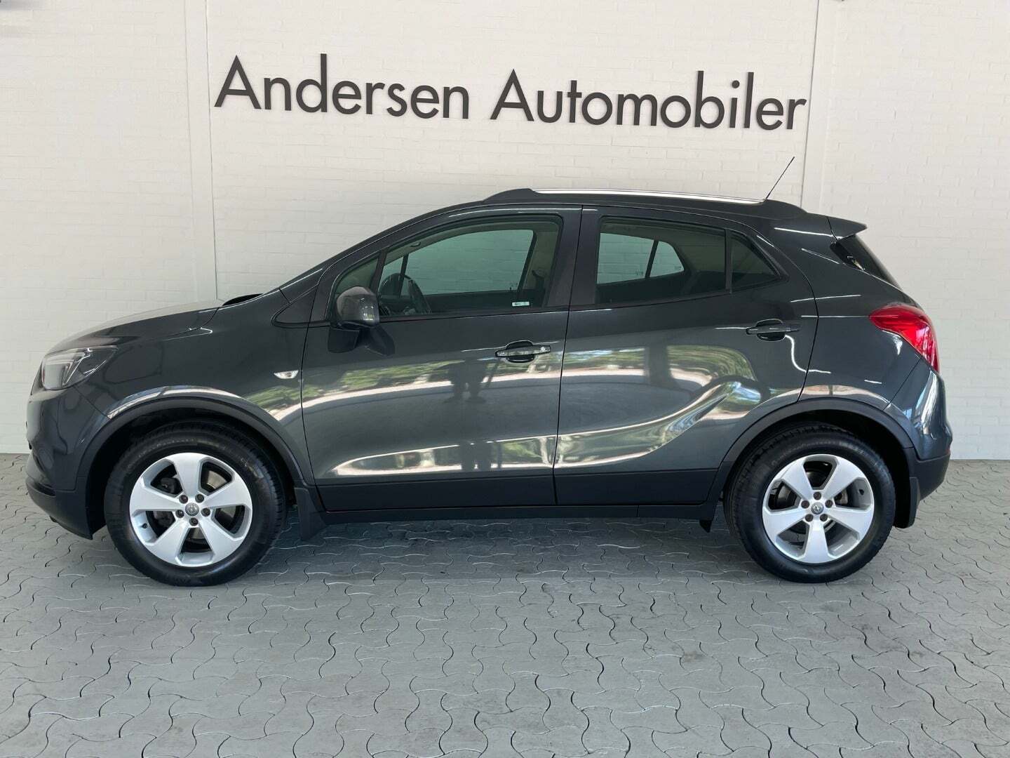 Grå Opel Mokka X fra 2018 set udefra