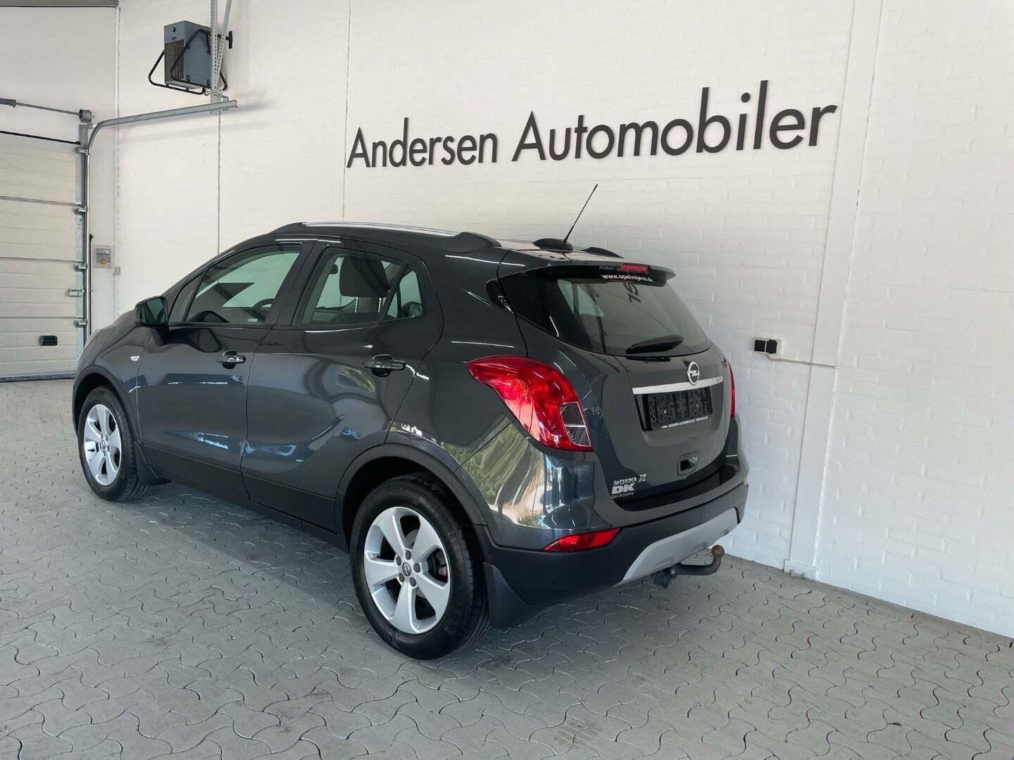 Grå Opel Mokka X fra 2018 set udefra