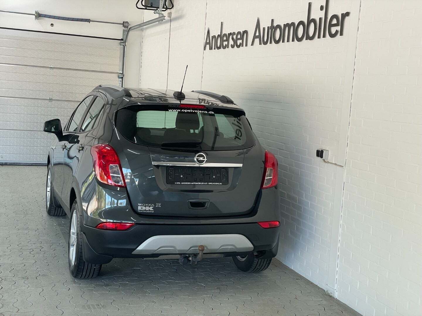 Grå Opel Mokka X fra 2018 set udefra