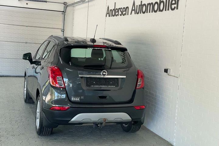 Grå Opel Mokka X fra 2018 set udefra