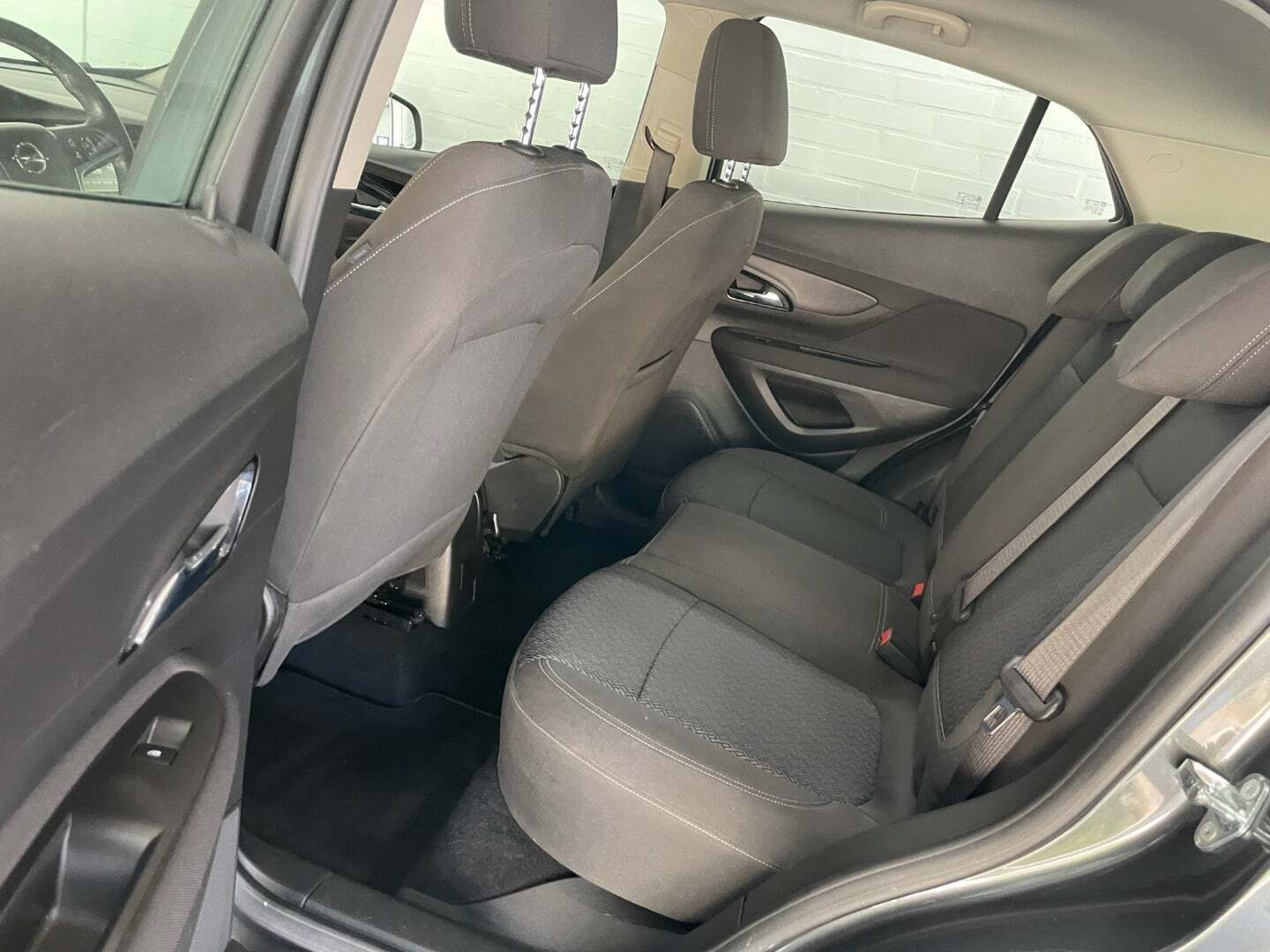 Grå Opel Mokka X fra 2018 set indefra
