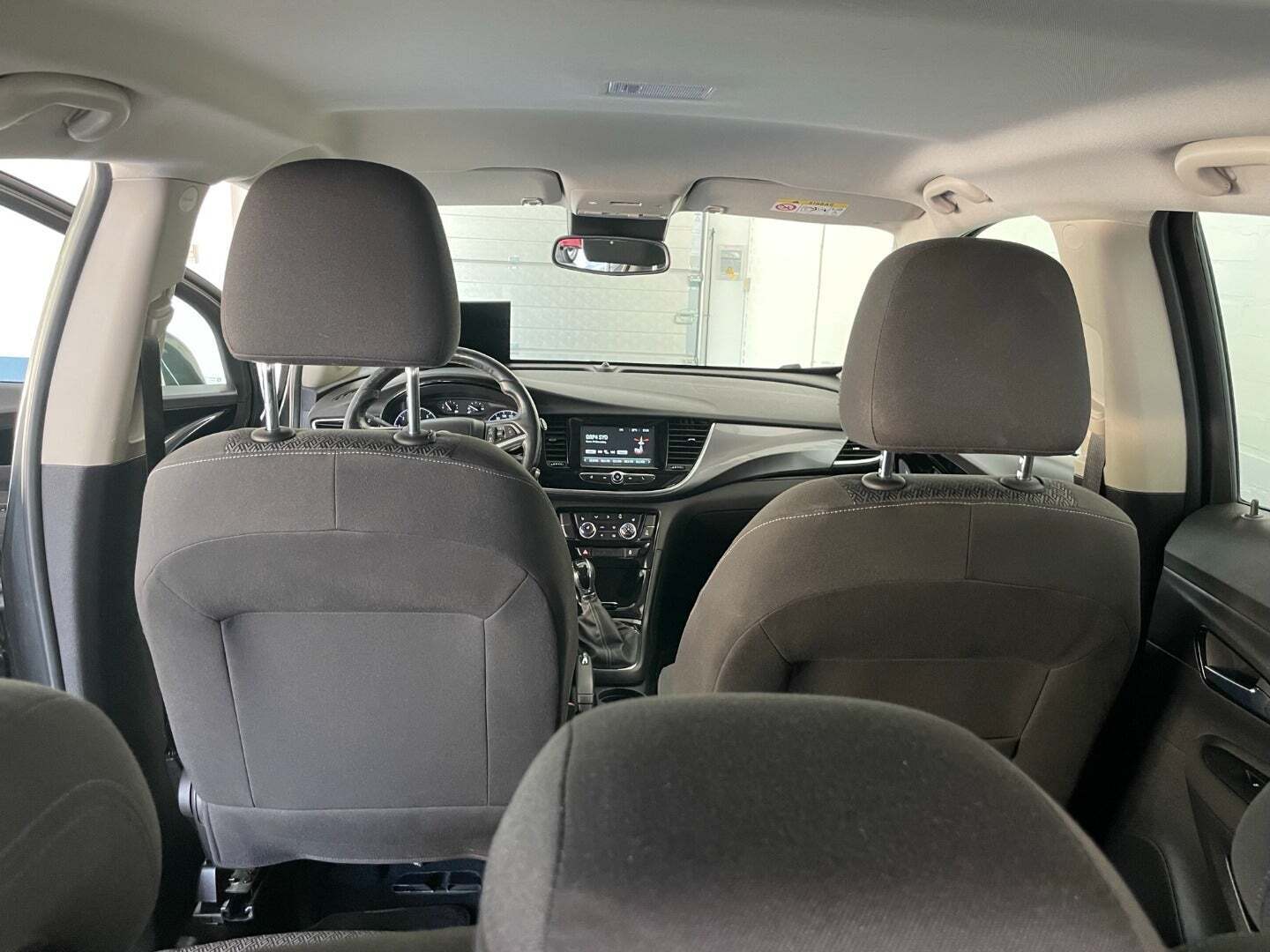 Grå Opel Mokka X fra 2018 set indefra