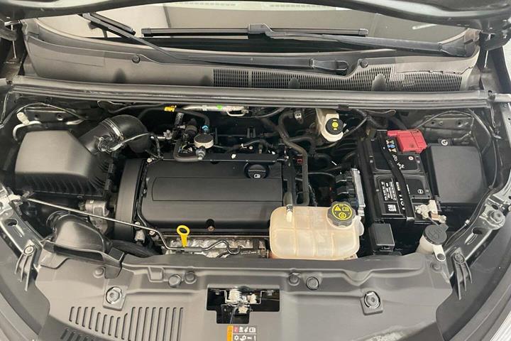Grå Opel Mokka X fra 2018 set udefra
