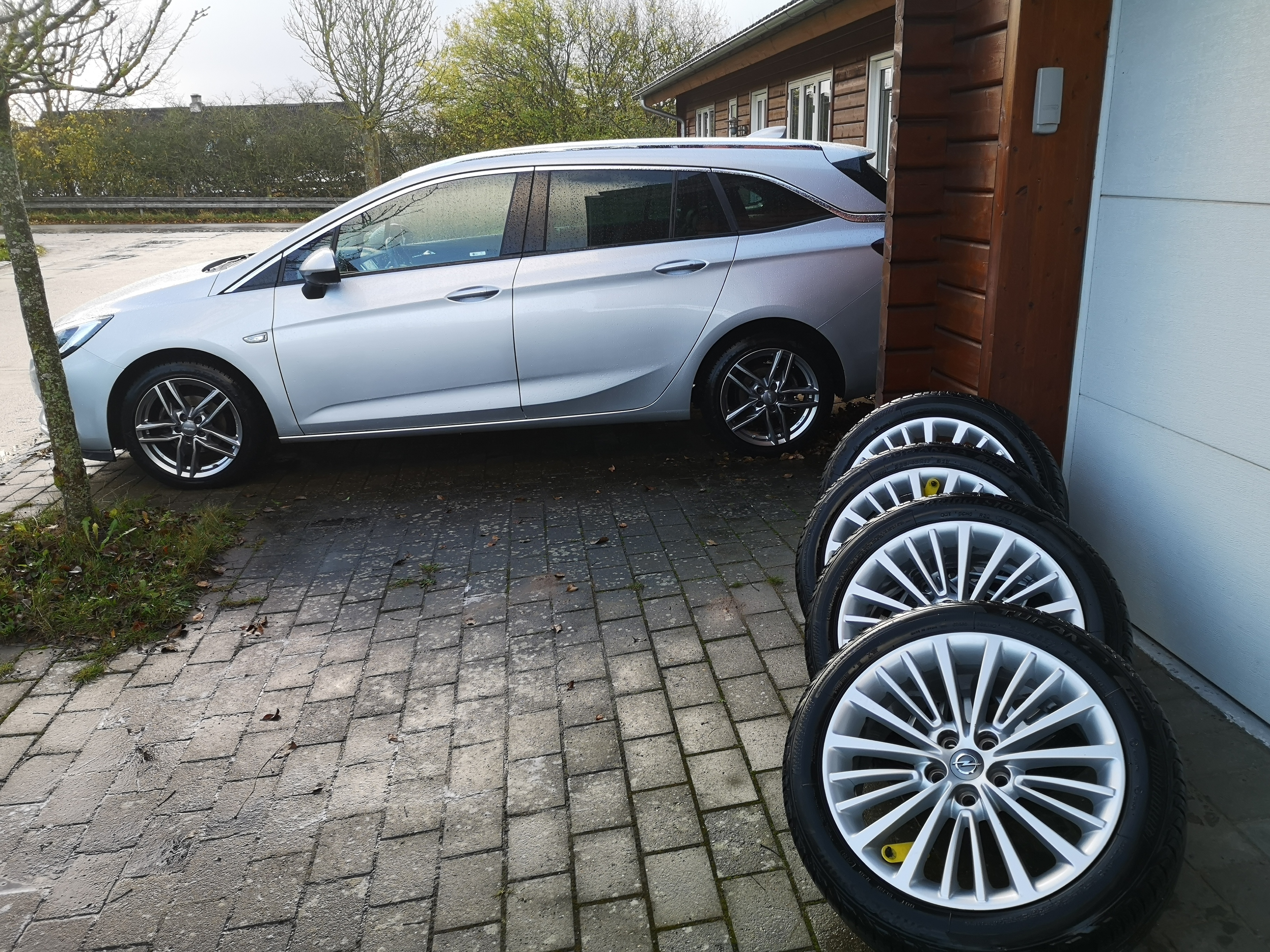 Sølv Opel Astra fra 2016