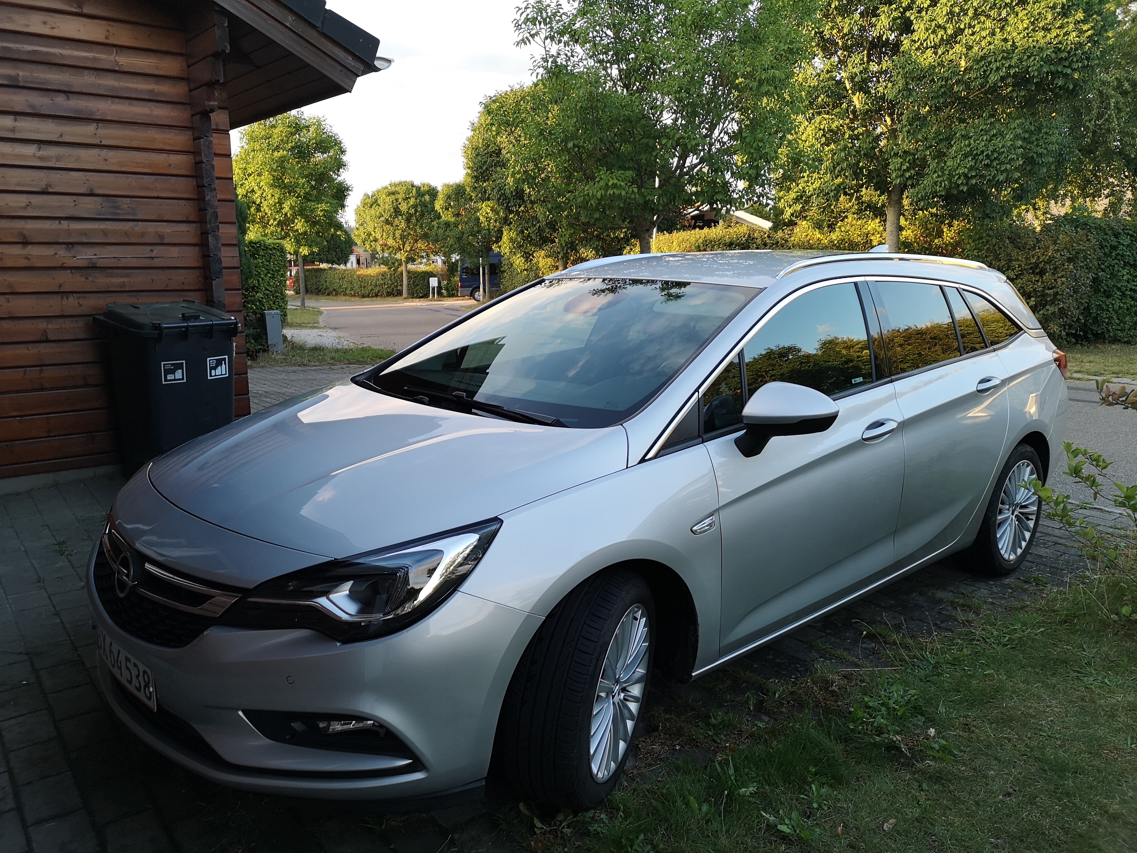 Sølv Opel Astra fra 2016