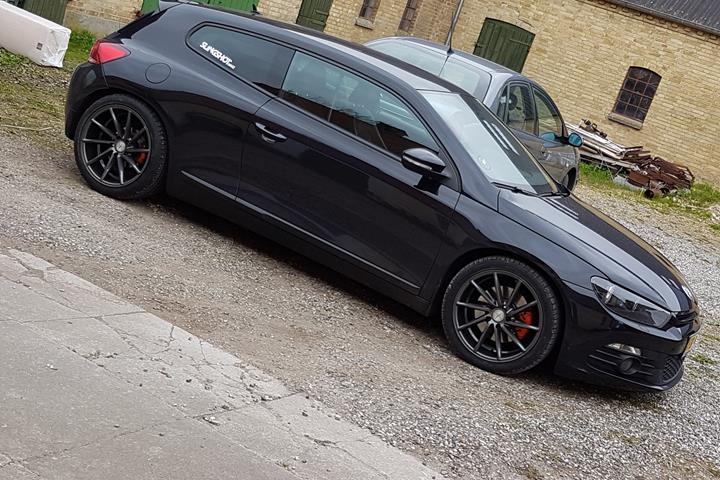 Sort VW Scirocco fra 2011