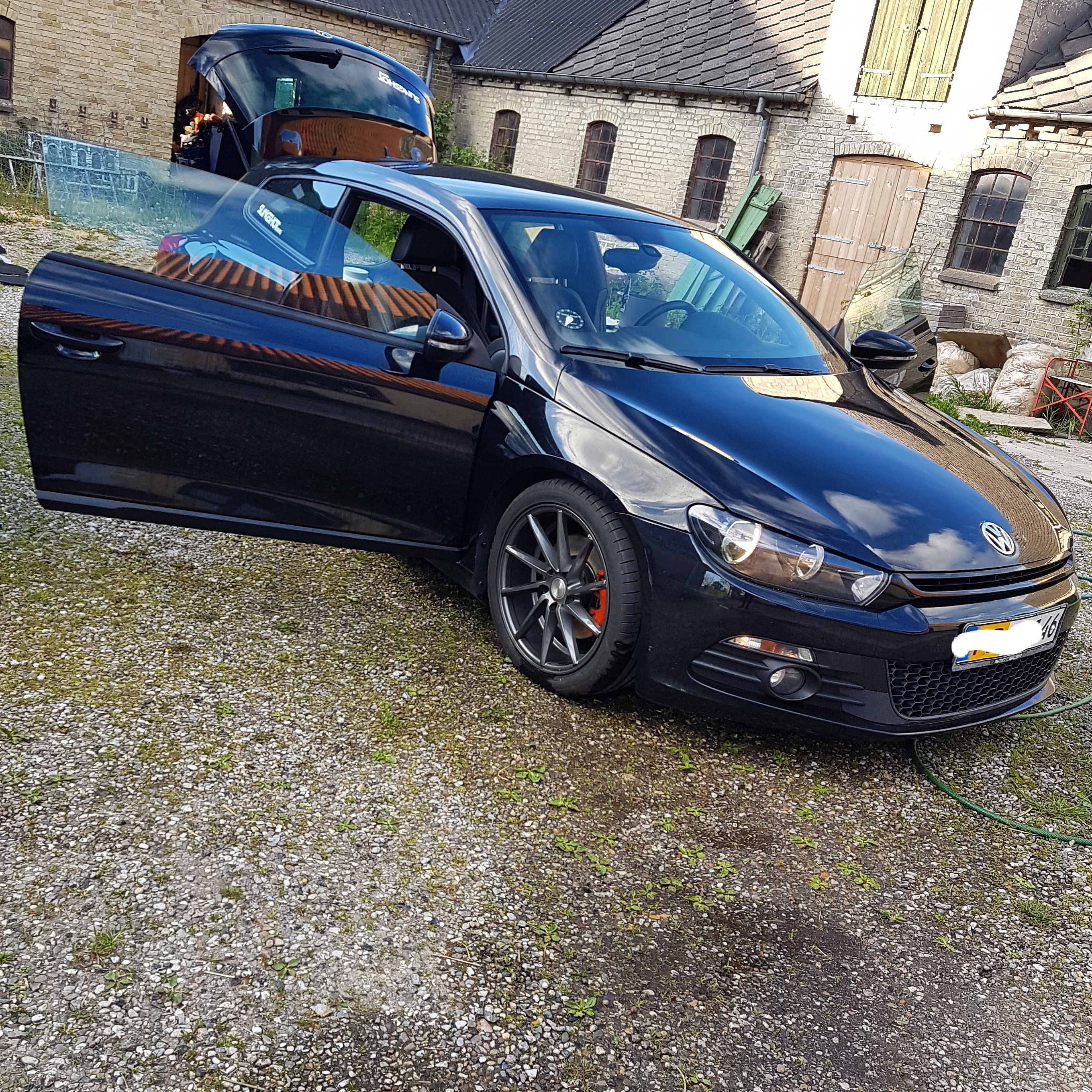 Sort VW Scirocco fra 2011