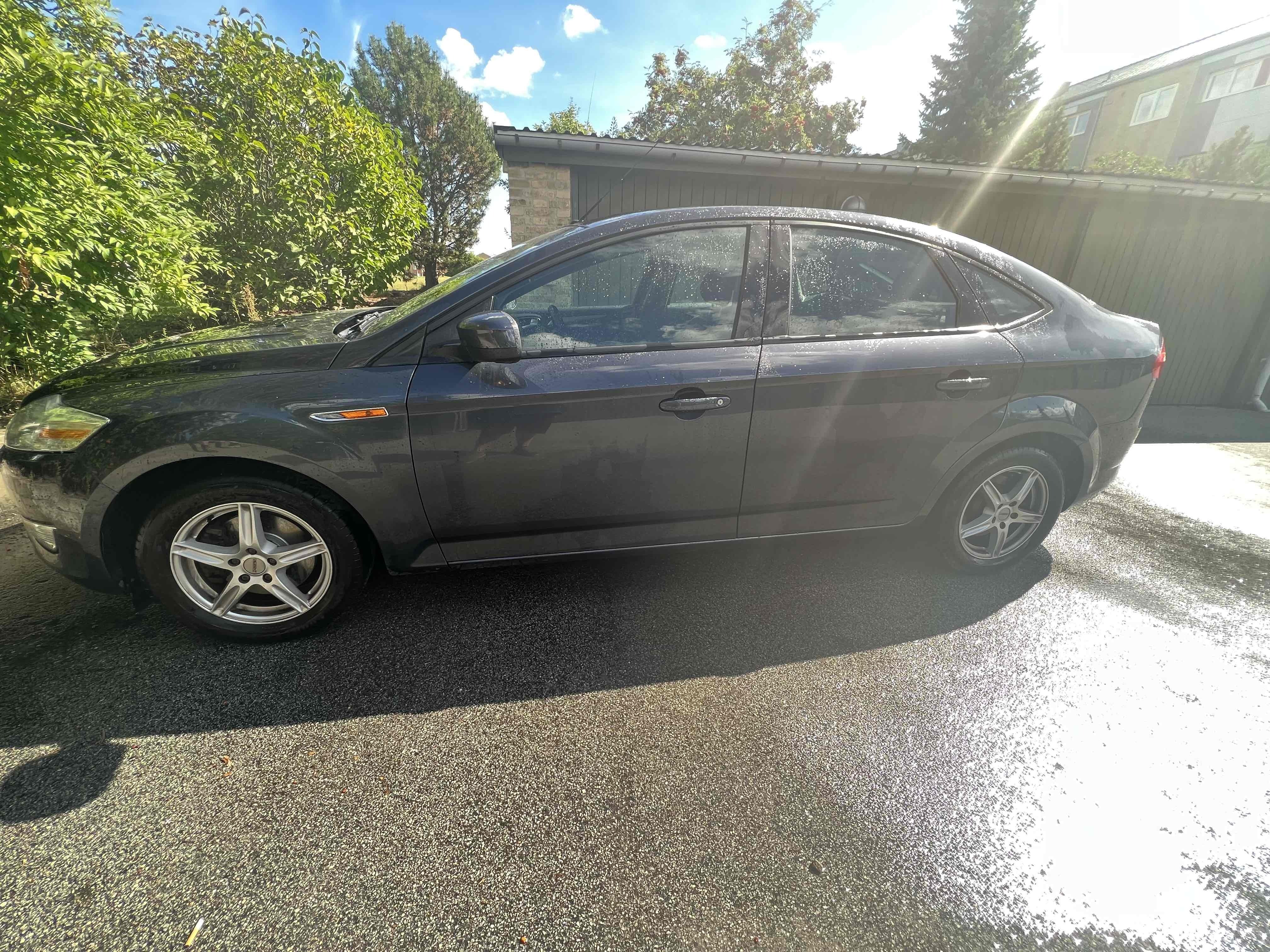 Grå Ford Mondeo fra 2009