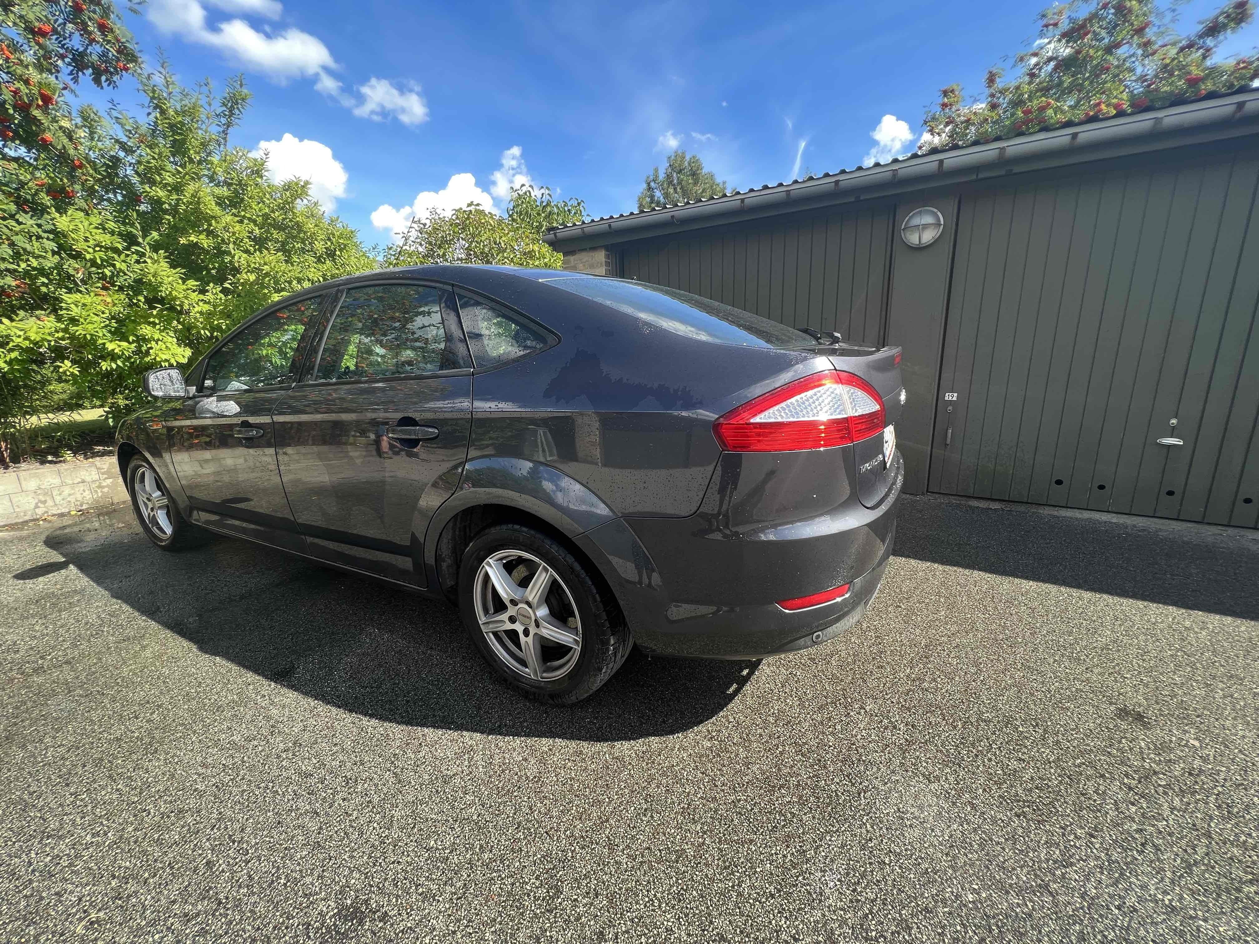 Grå Ford Mondeo fra 2009