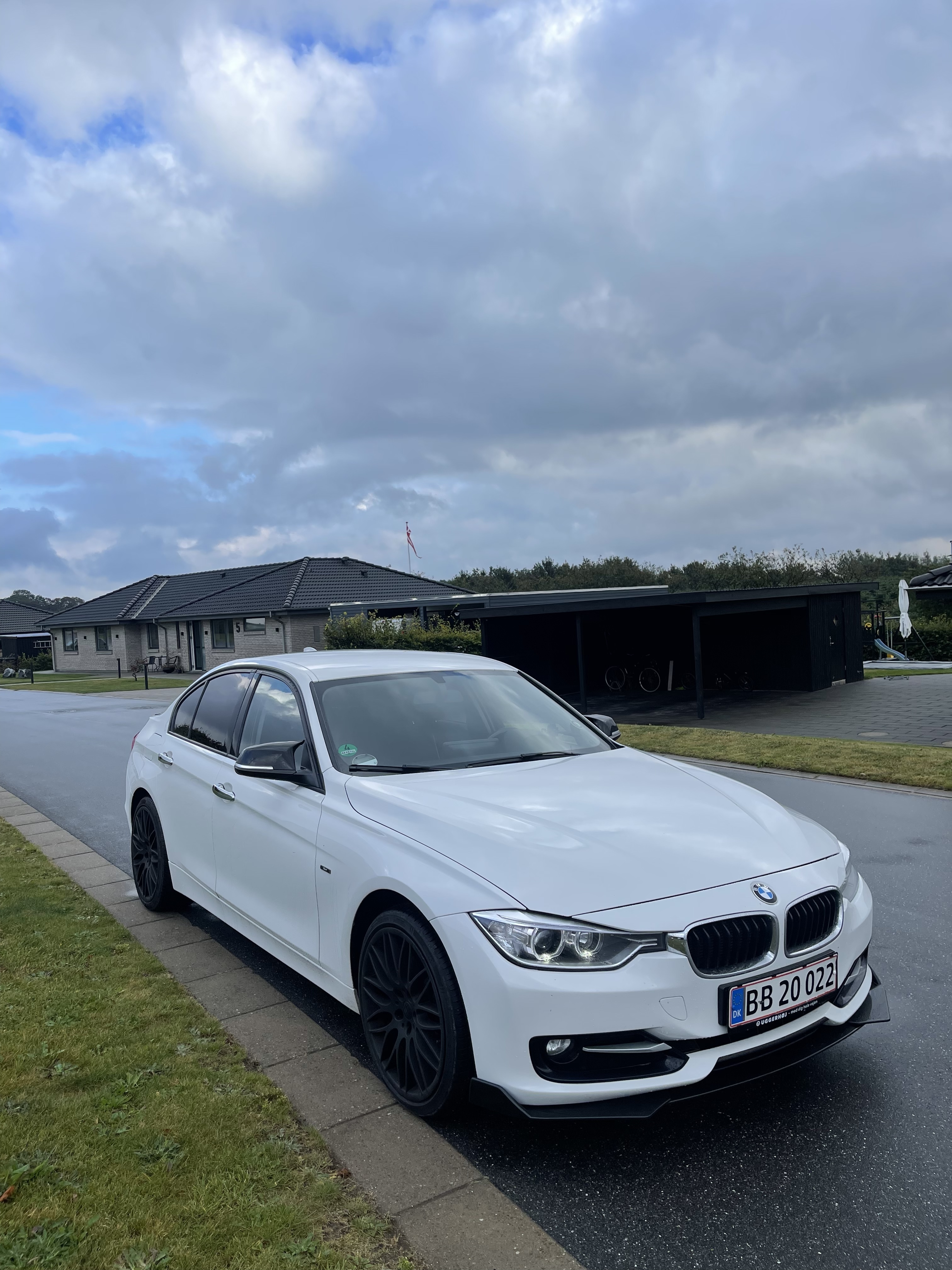 Hvid BMW 316 fra 2012