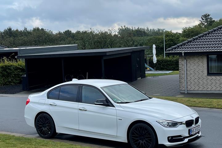Hvid BMW 316 fra 2012