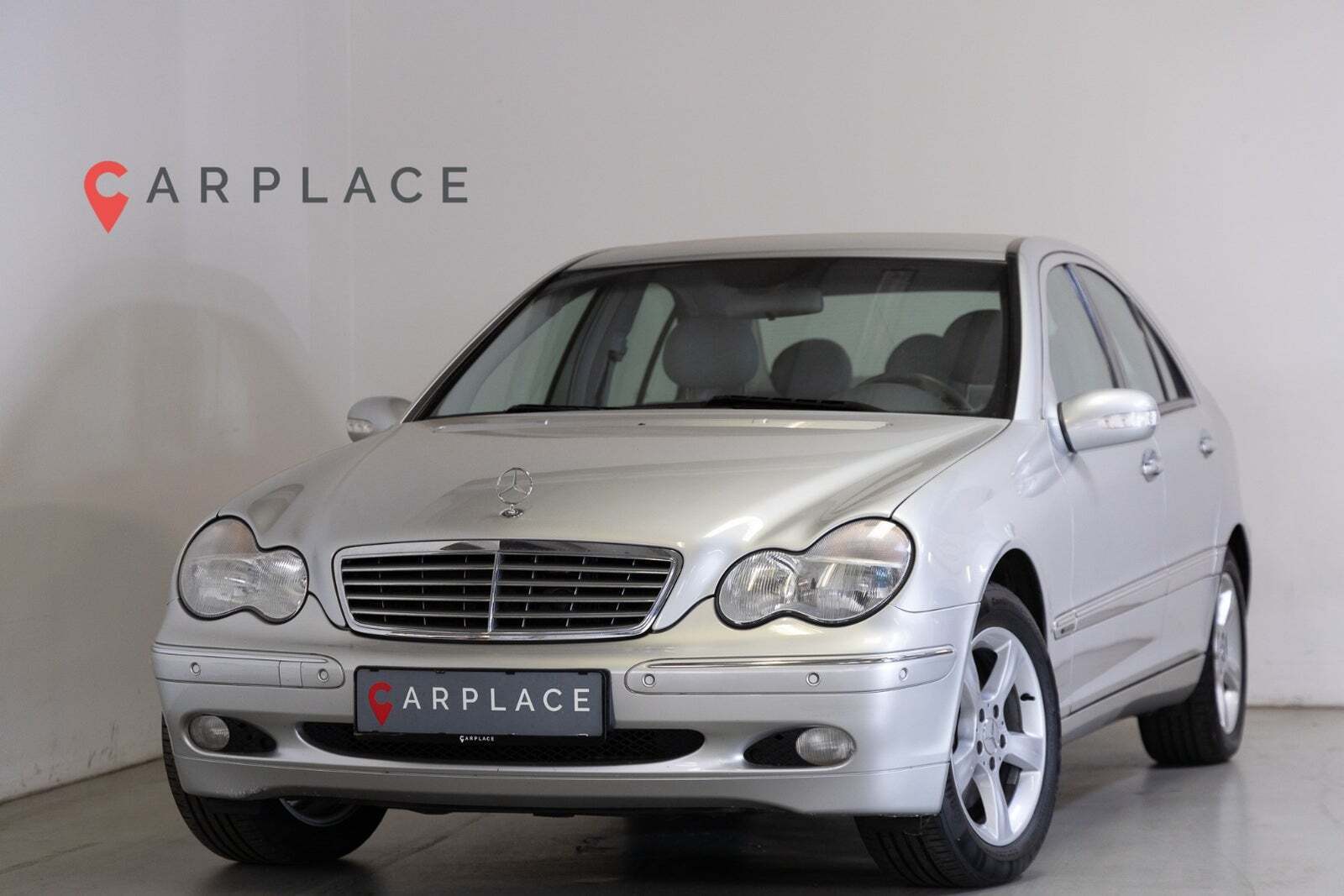 Grå Mercedes C320 fra 2003