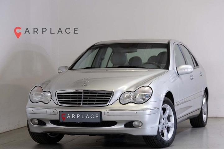 Grå Mercedes C320 fra 2003