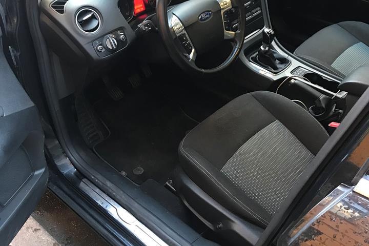 Sort Ford Mondeo fra 2012
