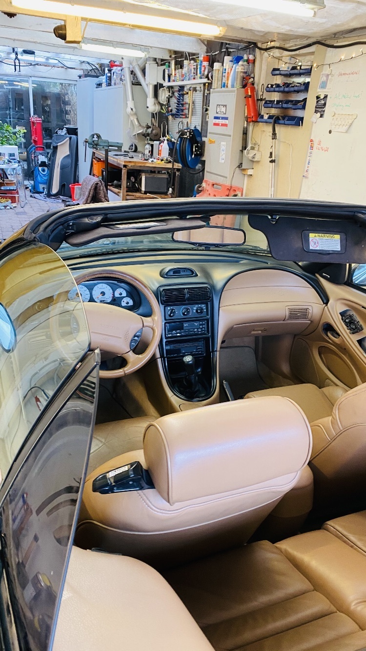 Sort Ford Mustang fra 1997