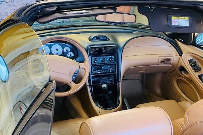 Sort Ford Mustang fra 1997