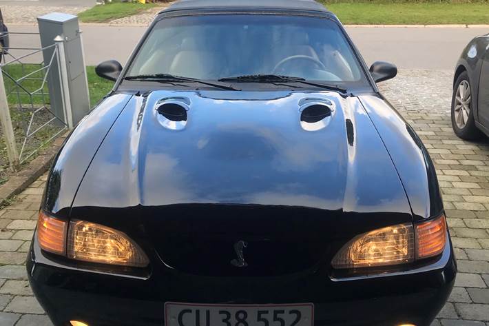 Sort Ford Mustang fra 1997