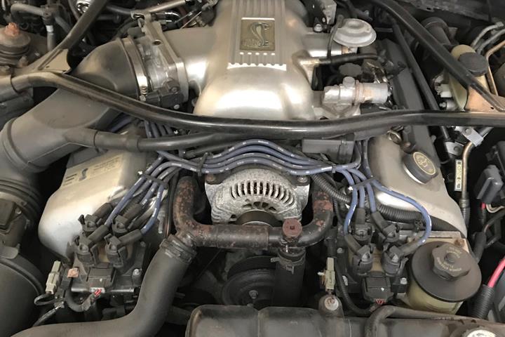 Sort Ford Mustang fra 1997