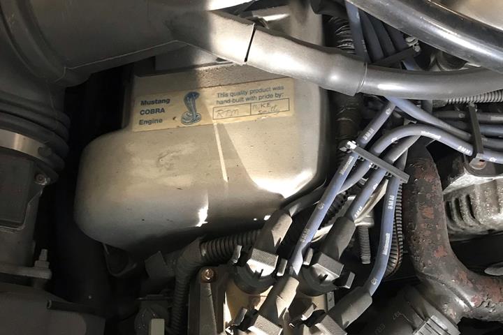Sort Ford Mustang fra 1997