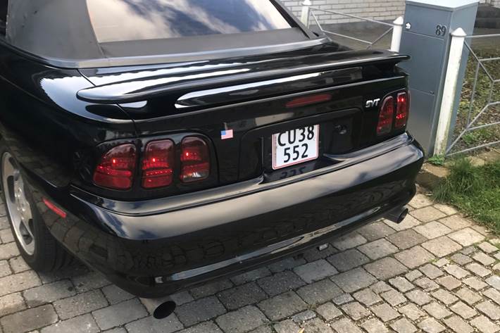 Sort Ford Mustang fra 1997
