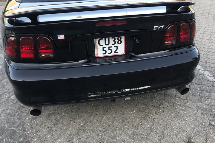Sort Ford Mustang fra 1997