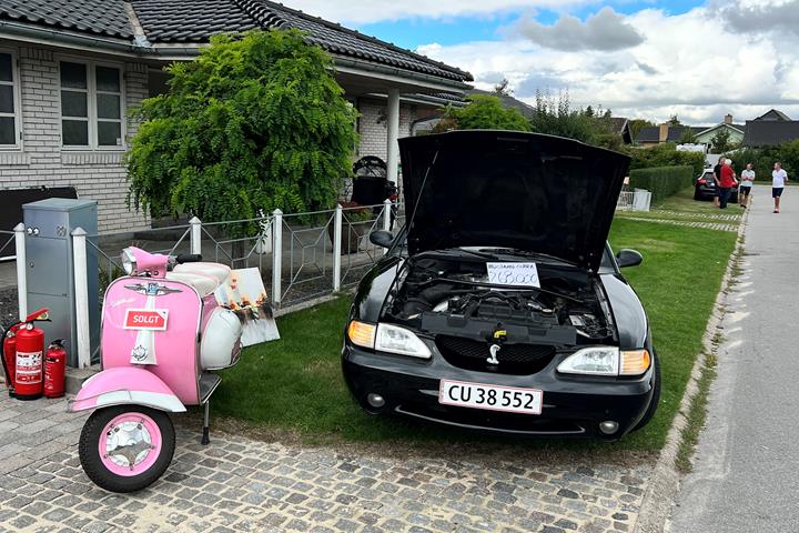 Sort Ford Mustang fra 1997