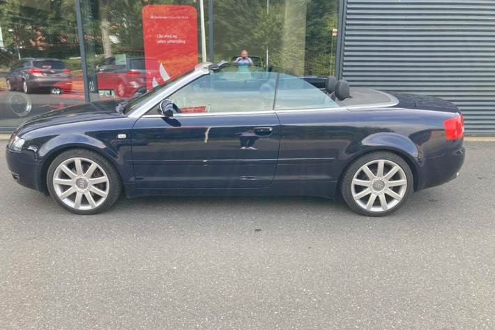 Blå Audi A4 fra 2003