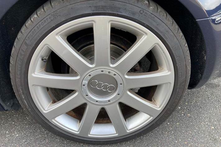 Blå Audi A4 fra 2003