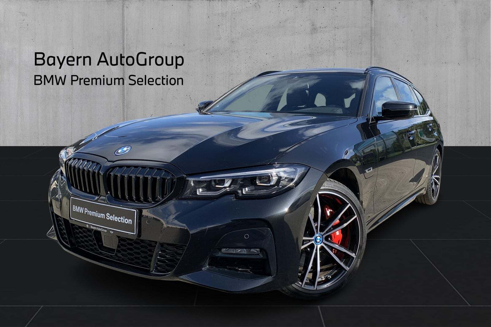 Grå BMW 330e fra 2022