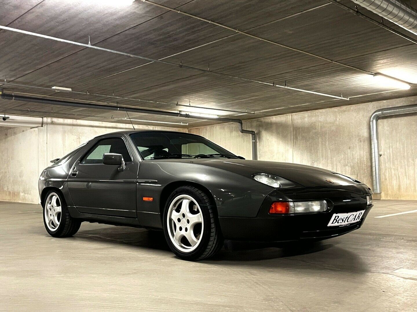 Grå Porsche 928 fra 1988