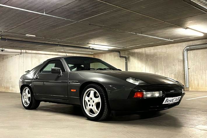 Grå Porsche 928 fra 1988