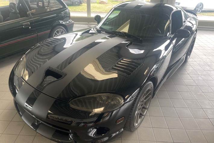 Sort Dodge Viper fra 1997