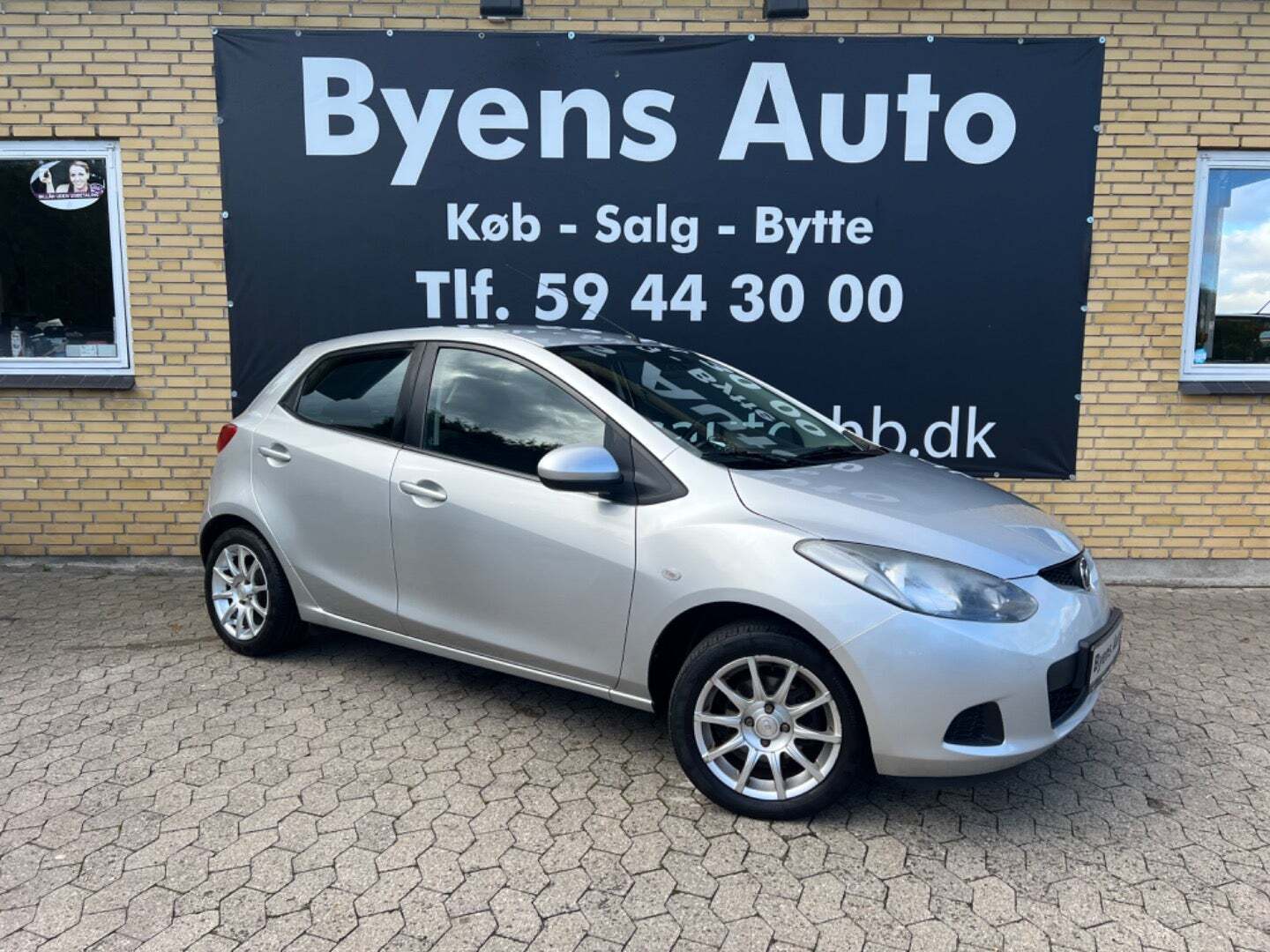 Grå Mazda 2 fra 2009