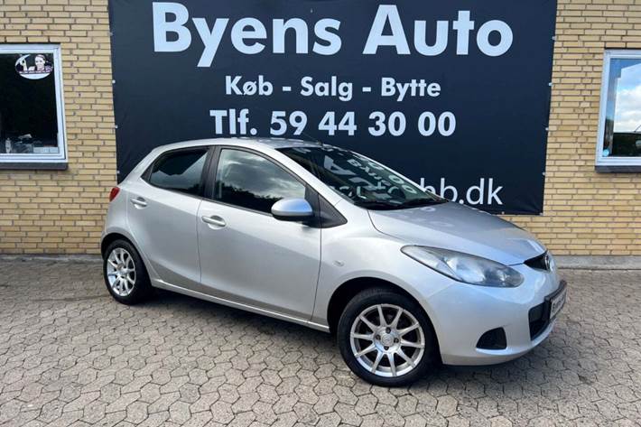 Grå Mazda 2 fra 2009