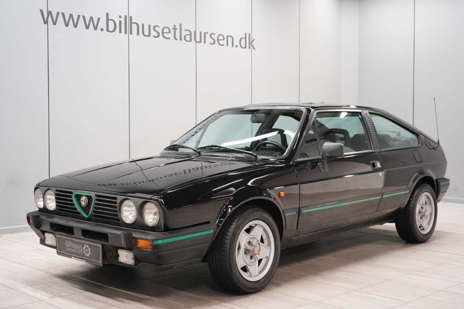 Sort Alfa Romeo Sprint fra 1985