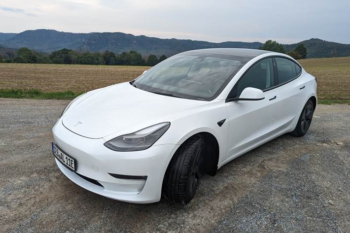 Hvid Tesla Model 3 fra 2021