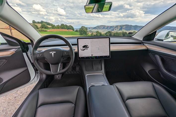 Hvid Tesla Model 3 fra 2021