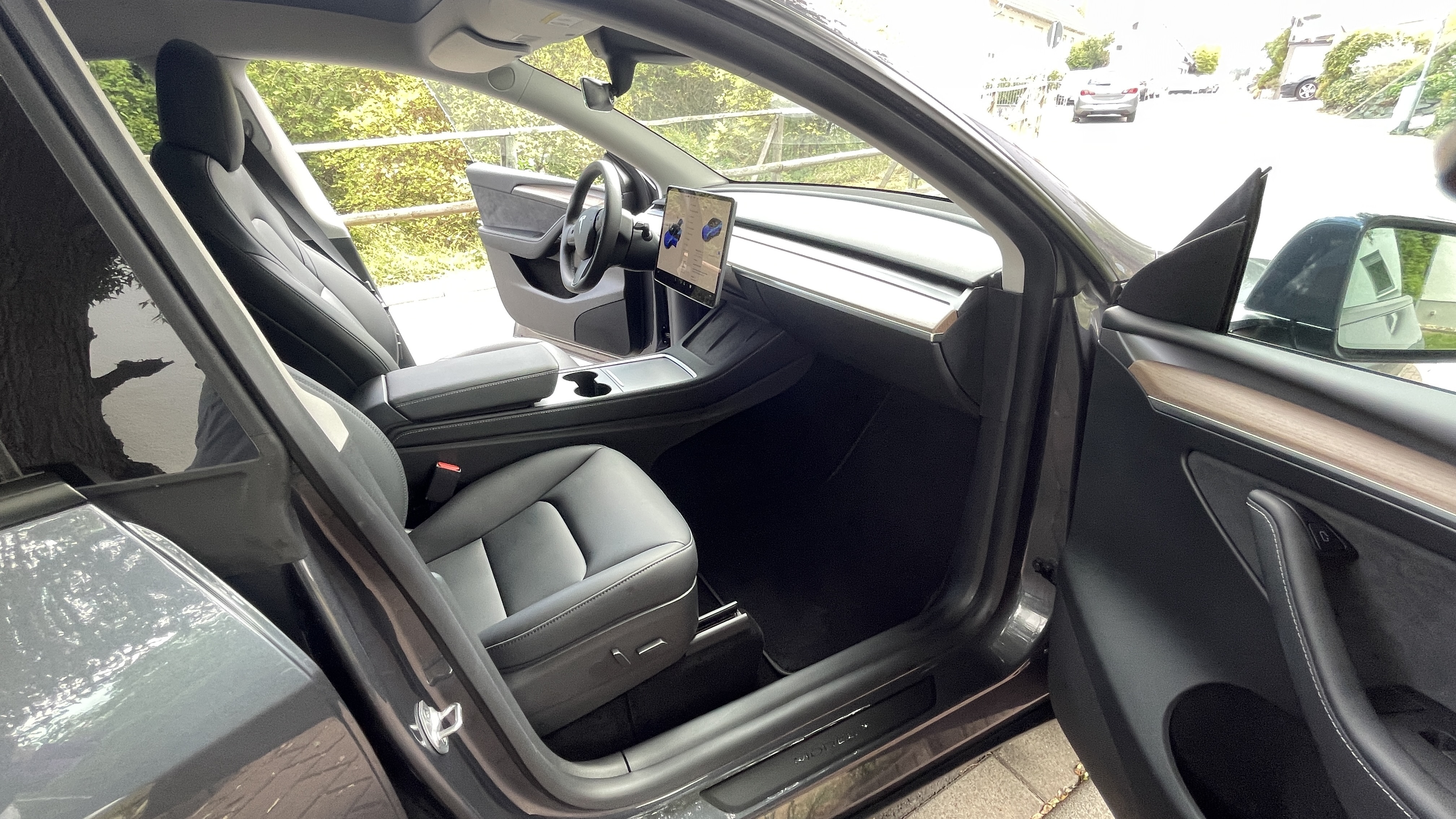 Grå Tesla Model Y fra 2022