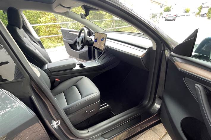 Grå Tesla Model Y fra 2022