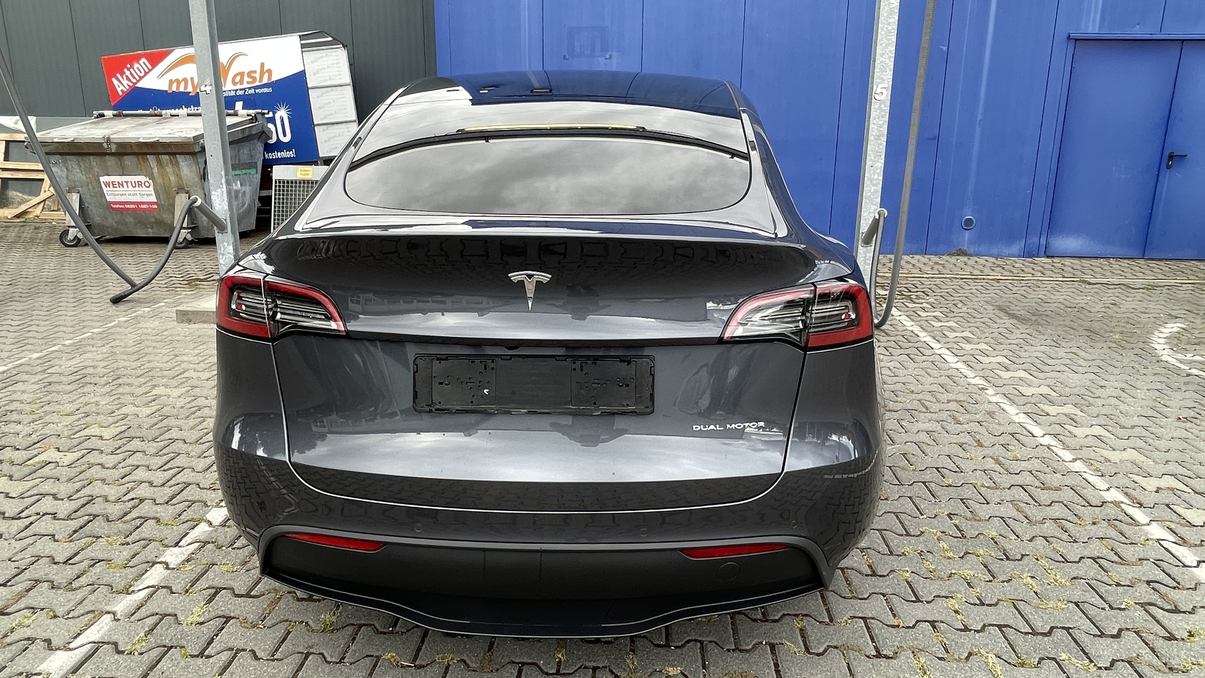 Grå Tesla Model Y fra 2022