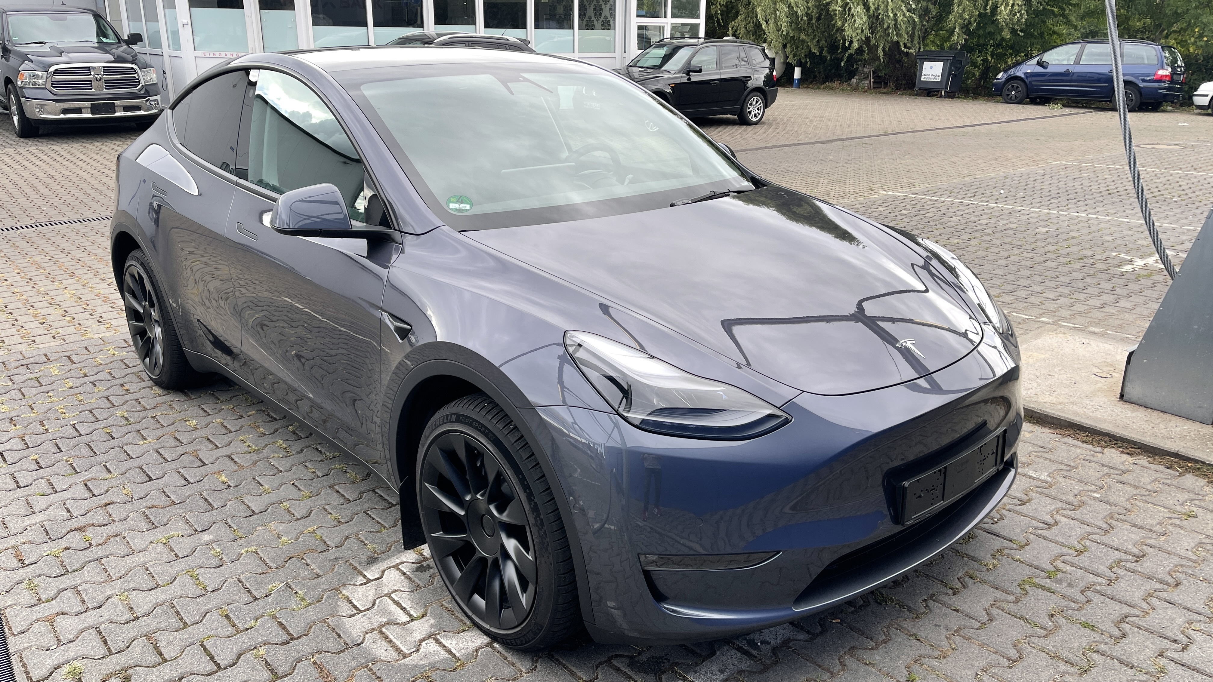 Grå Tesla Model Y fra 2022